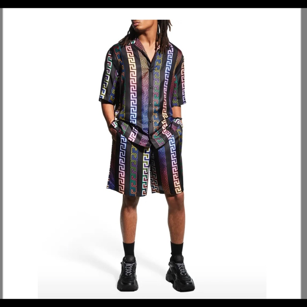 VERSACE
Fret print bermuda shorts.
